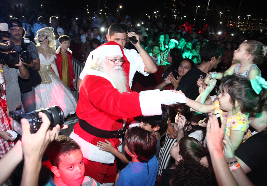 Com direito a show pirotécnico, Iguatemi abre programação natalina com chegada do Papai Noel