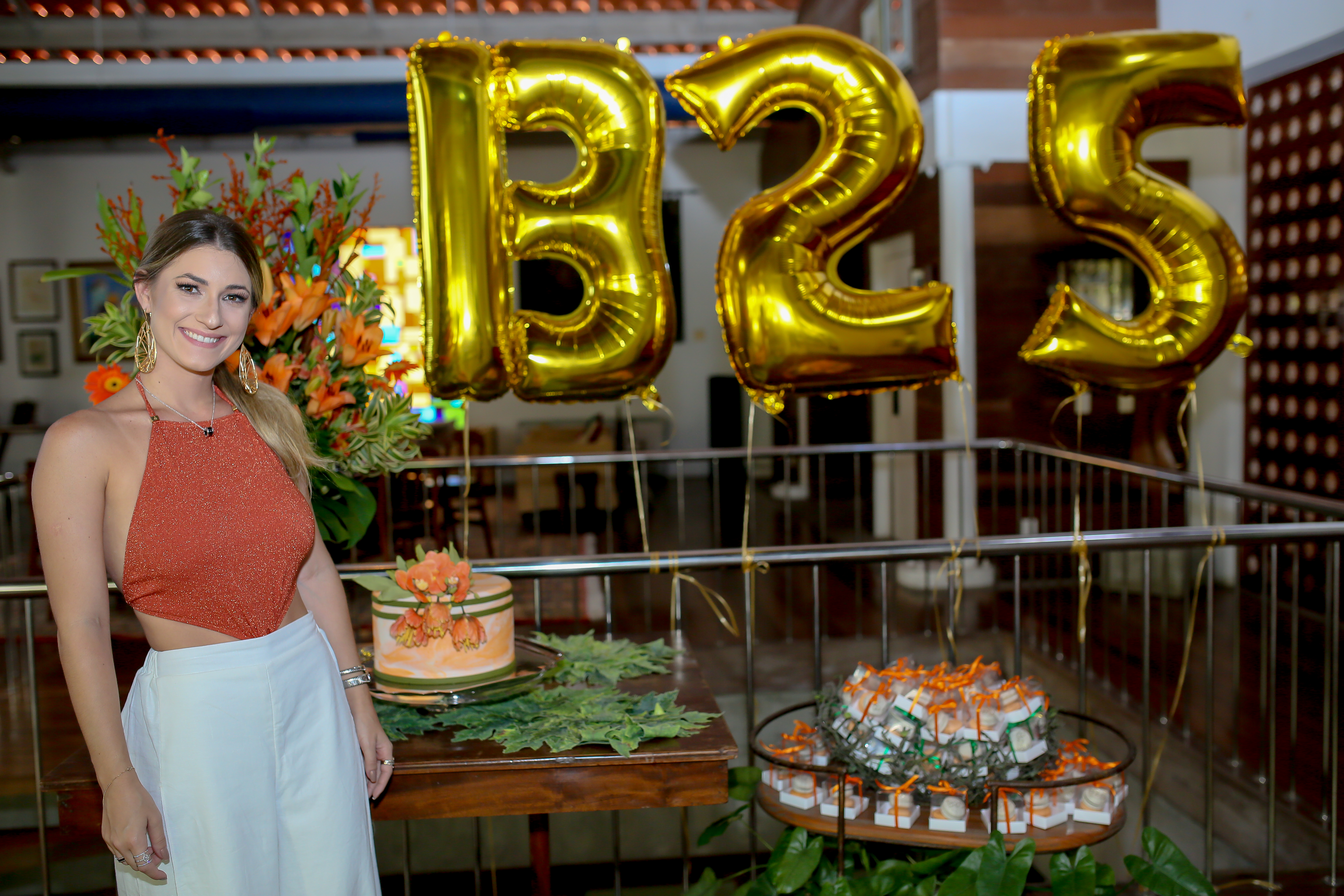 Bruna Magalhães celebra 25 anos rodeada de amigos e da família