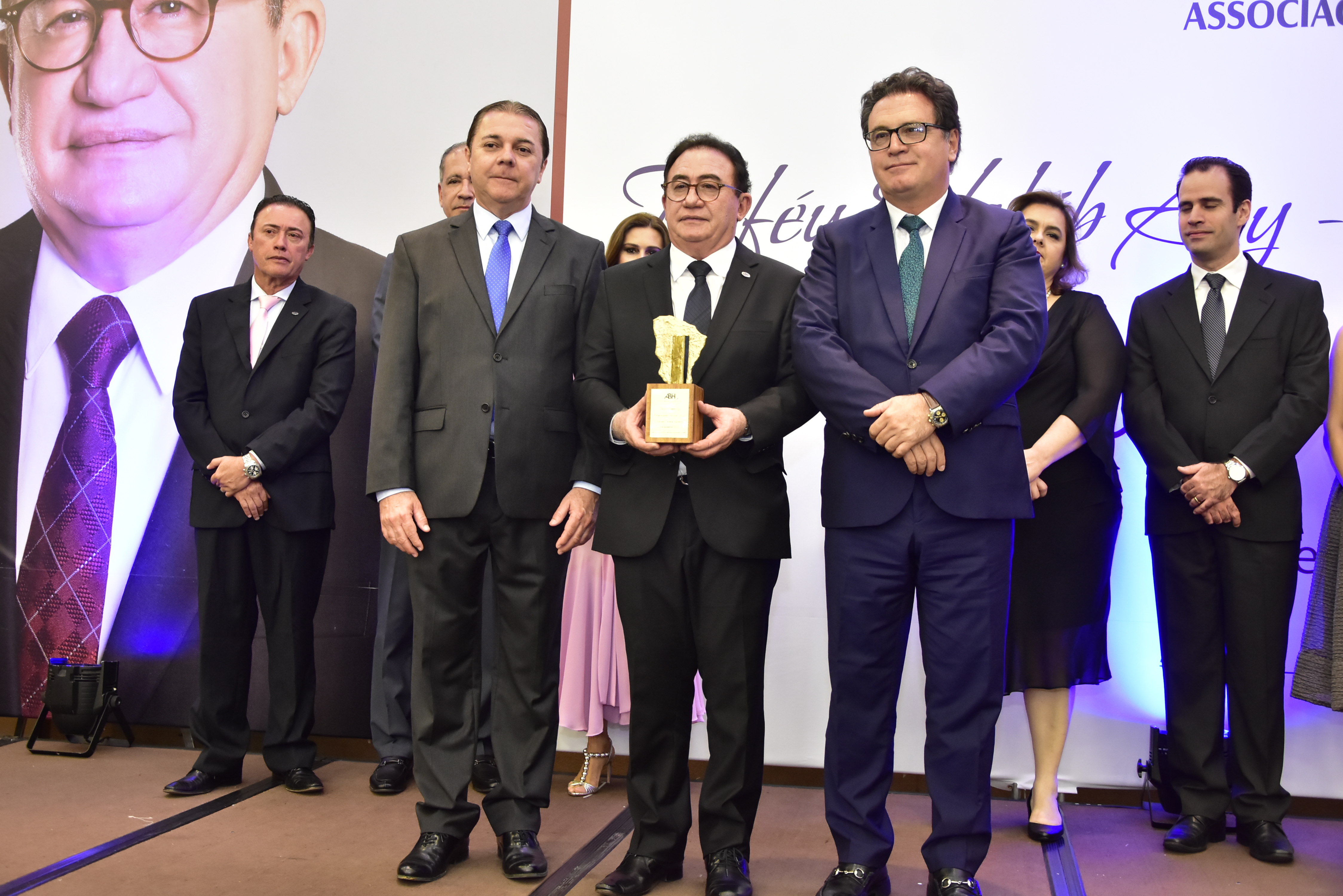 Manoel Linhares recebe a mais alta honraria da ABIH-CE, o Troféu Habib Ary; confira