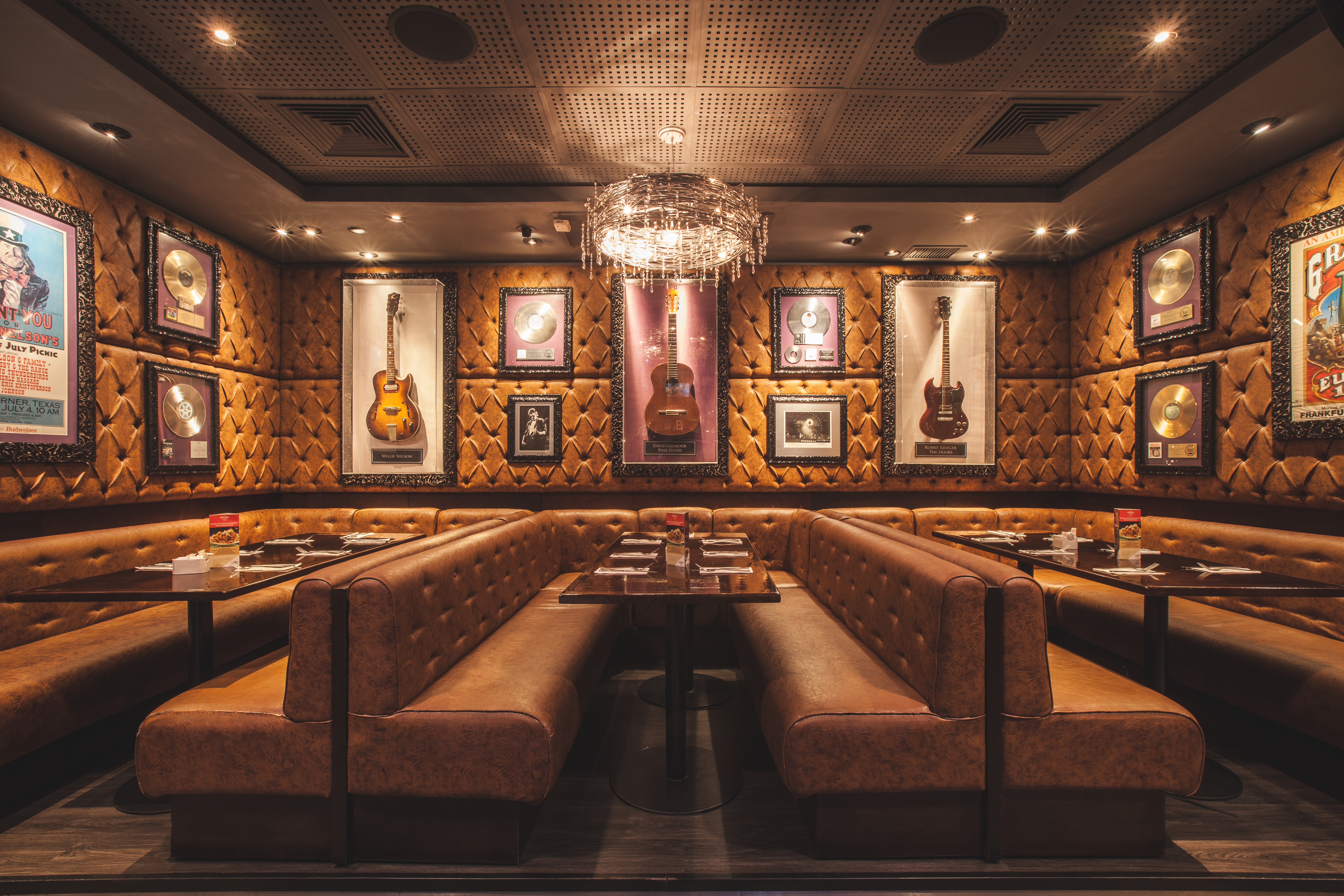 Hard Rock Café Fortaleza, 3º maior do mundo, terá 52 itens de artistas internacionais na décor