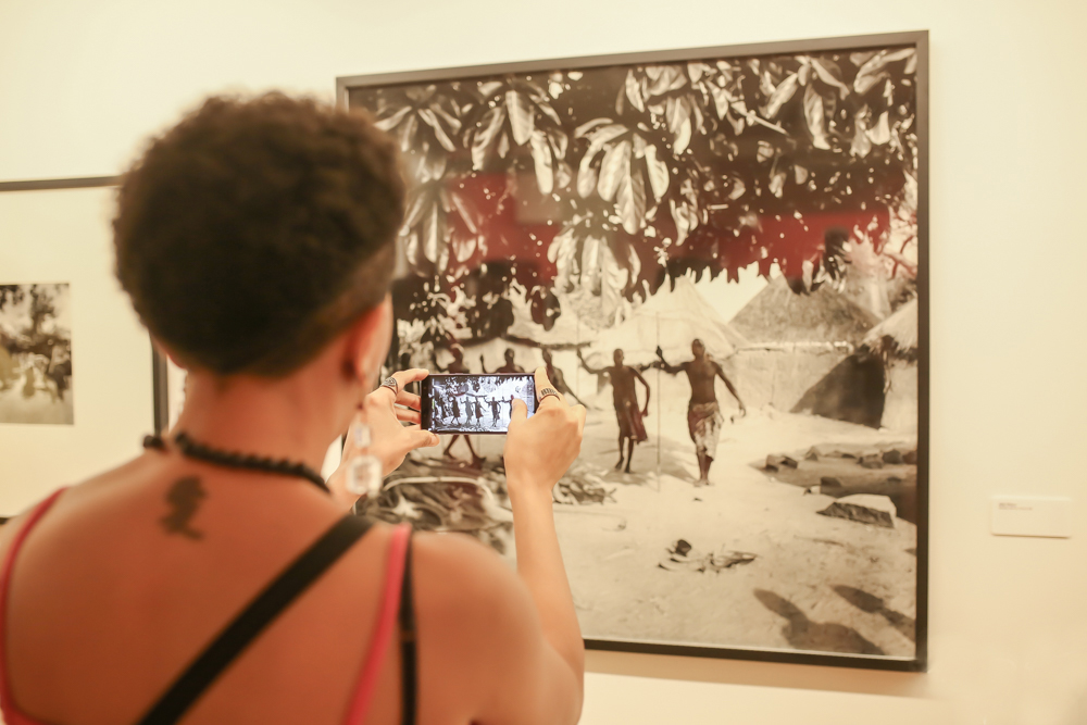 Orixás: um passeio, em vídeo, pela exposição de Pierre Verger no Museu da Fotografia de Fortaleza