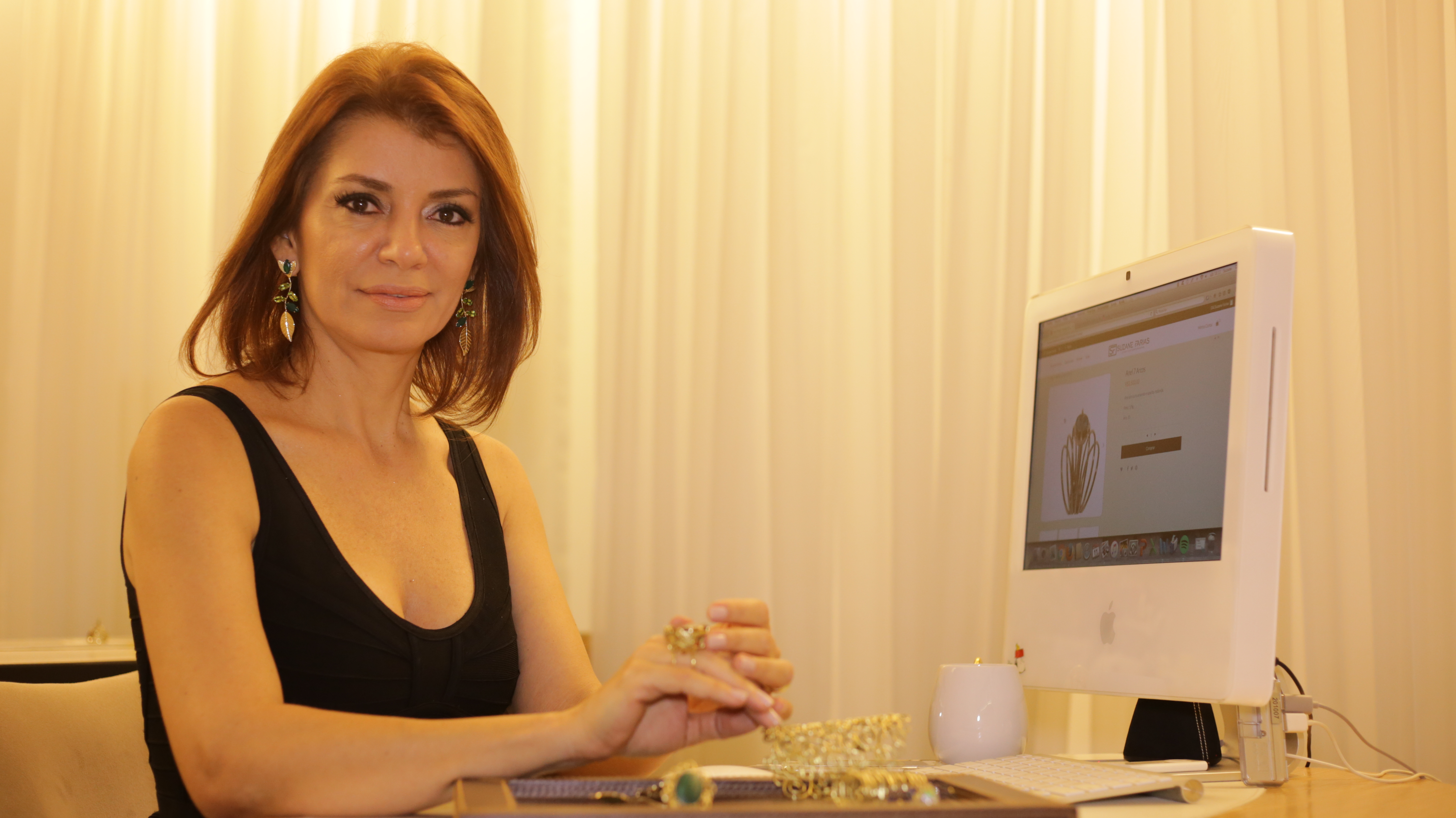 Suzane Farias relembra sua trajetória como designer de joias; confira entrevista na íntegra