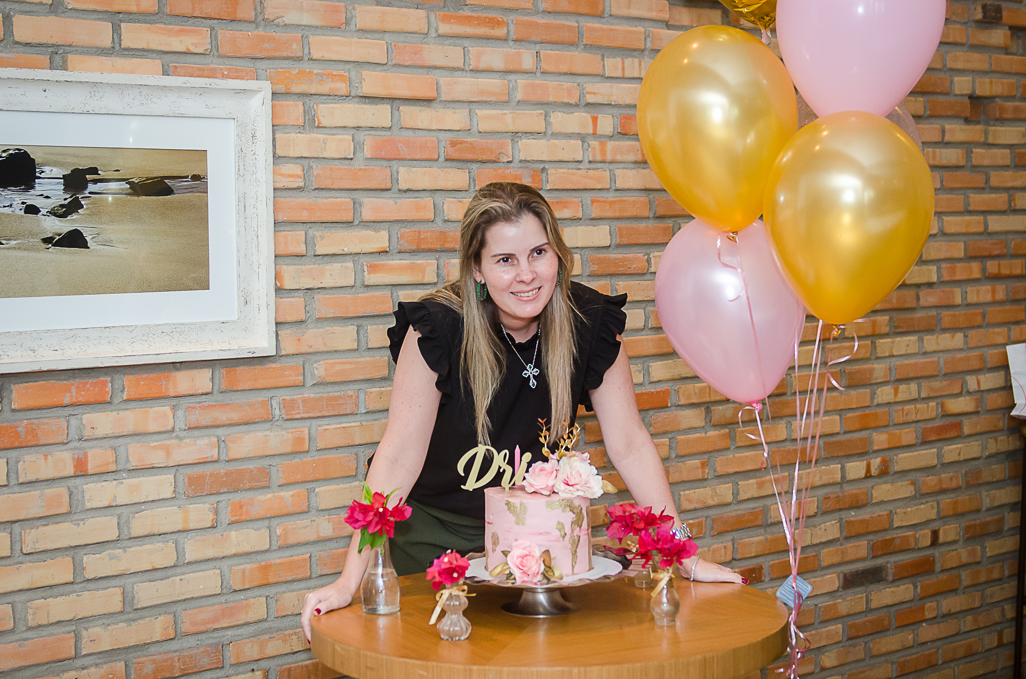 Adriana Loureiro ganha aniversário surpresa organizado pela família e amigas