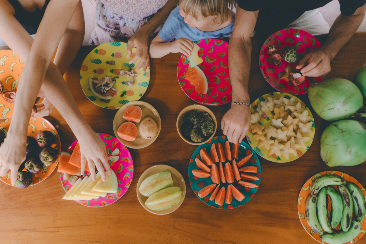 Nutri Amanda Carmo e as mamães Alyne do Vale e Giuliana Botelho contam como reeducar a alimentação das crianças após as férias