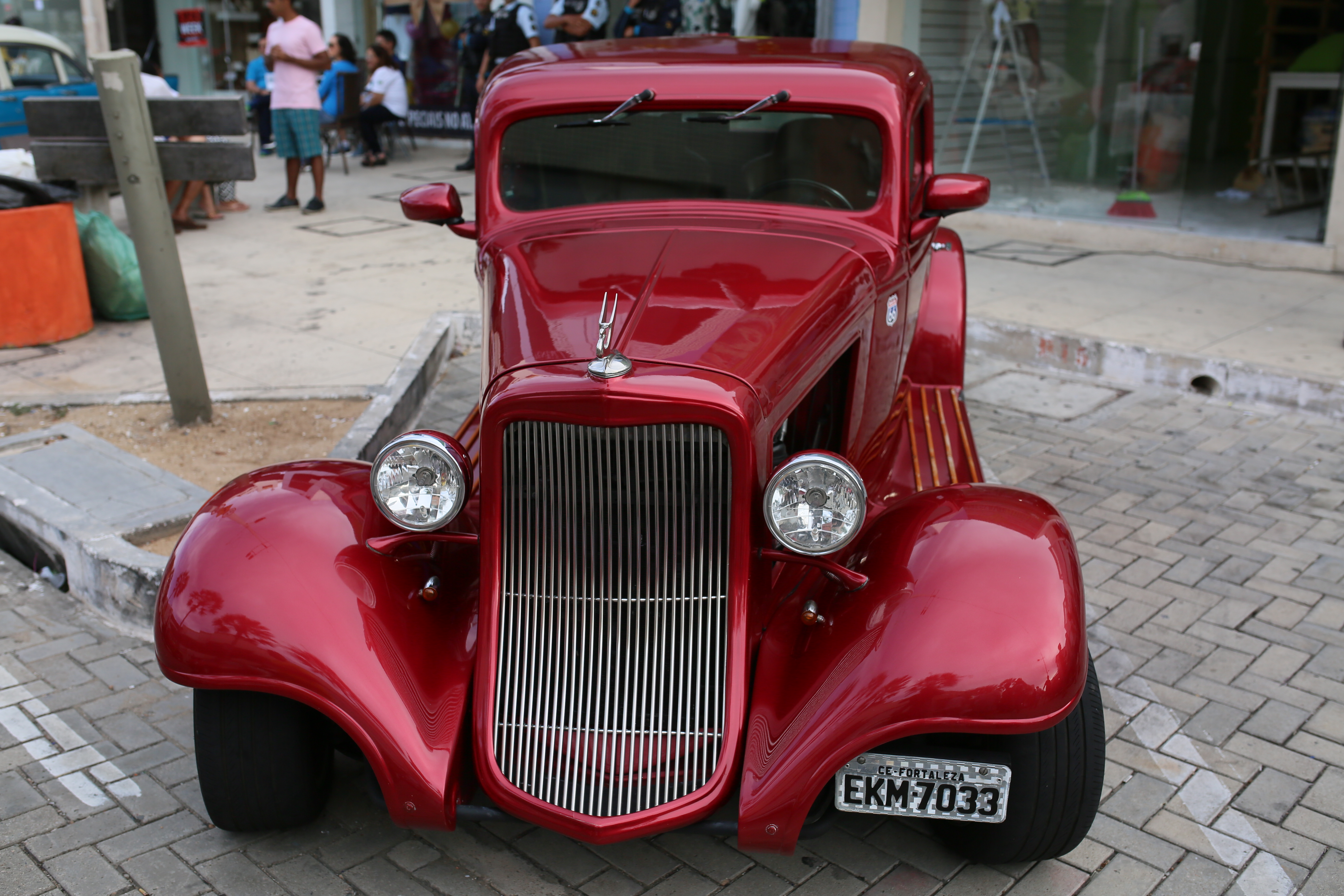 Prefeitura promove exposição de carros antigos na Praia de Iracema
