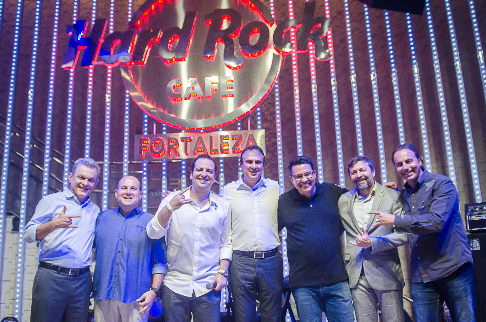 Hard Rock Cafe é inaugurado em Fortaleza com show especial de Dinho Ouro Preto e banda