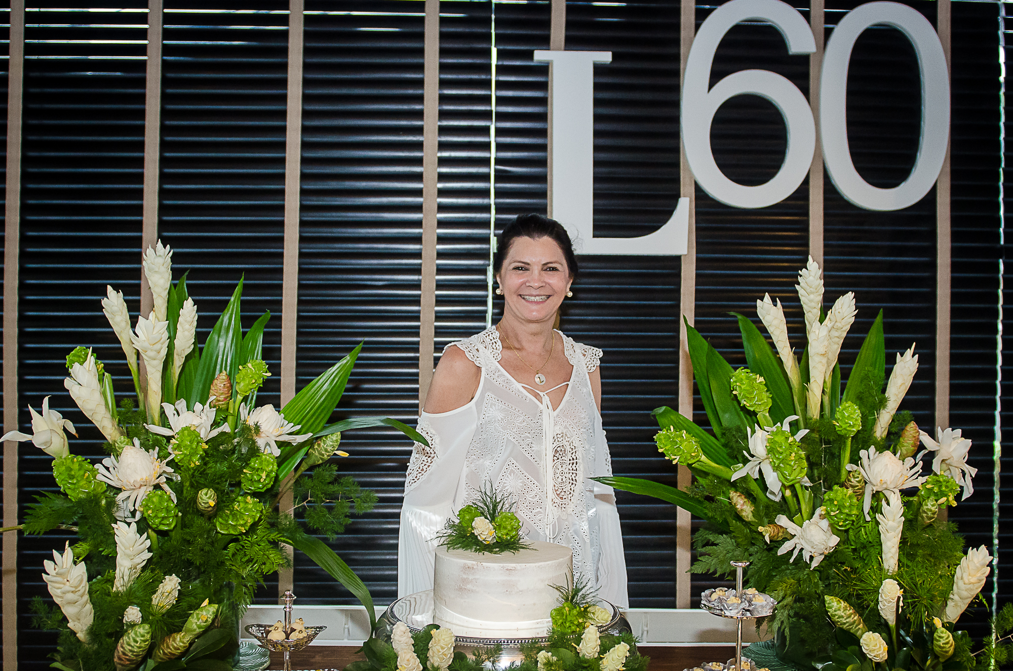 Liliana Farias ganha aniversário surpresa organizado por amigas
