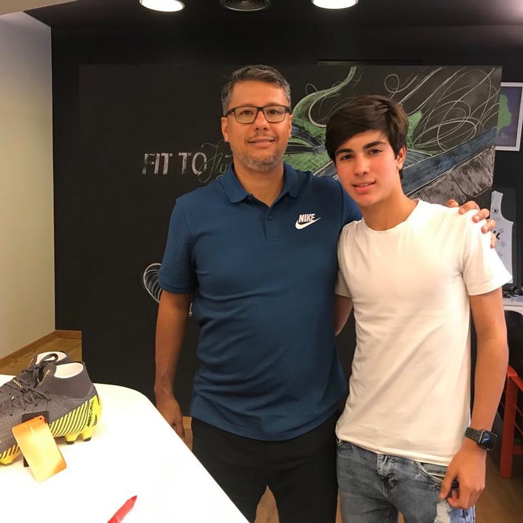 Filho de Karina e Marcelo de Castro, Caio Machado de Castro assina contrato com a Nike