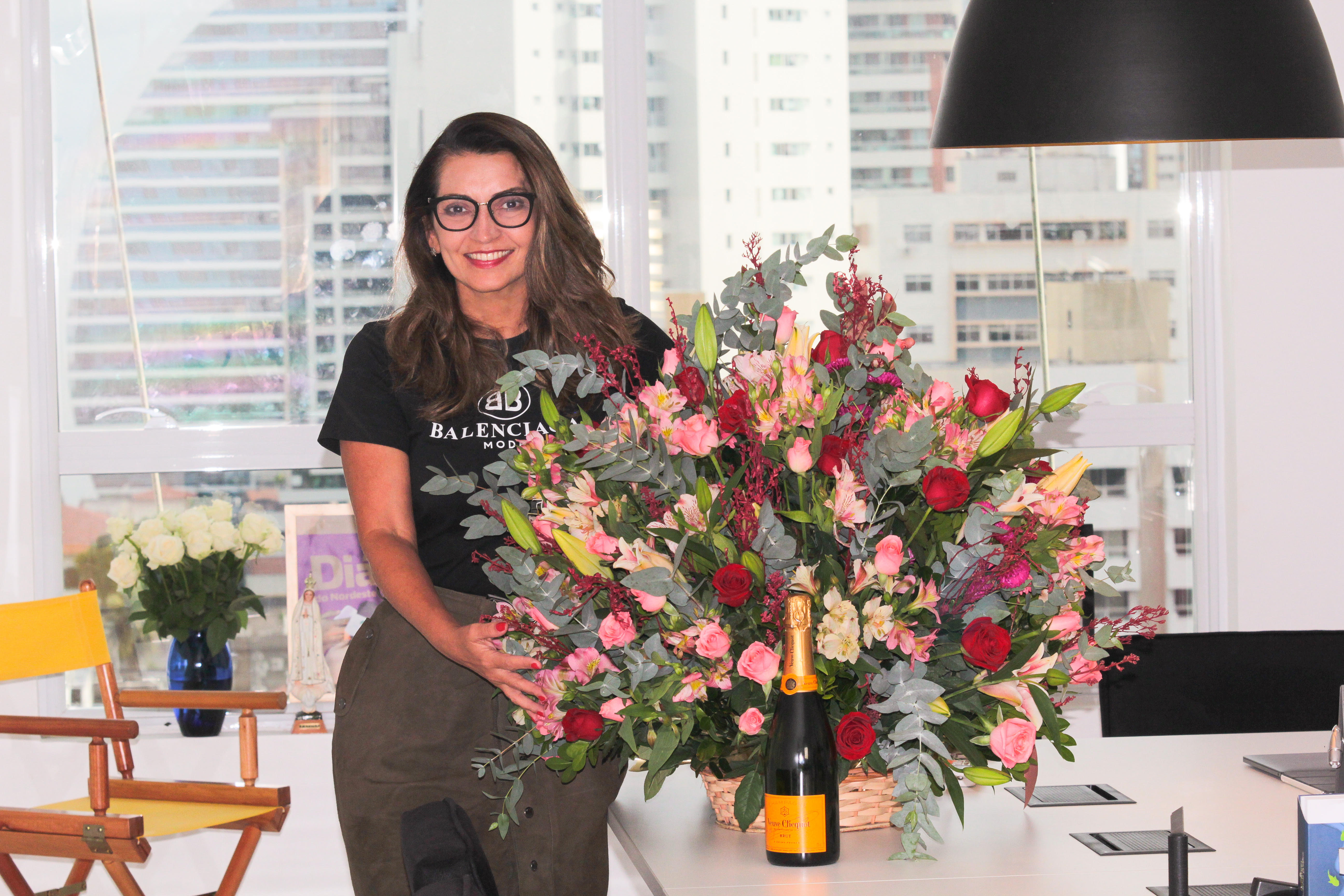 Márcia Travessoni é surpreendida com flores após o lançamento da 12ª edição da sua Revista; confira quem enviou