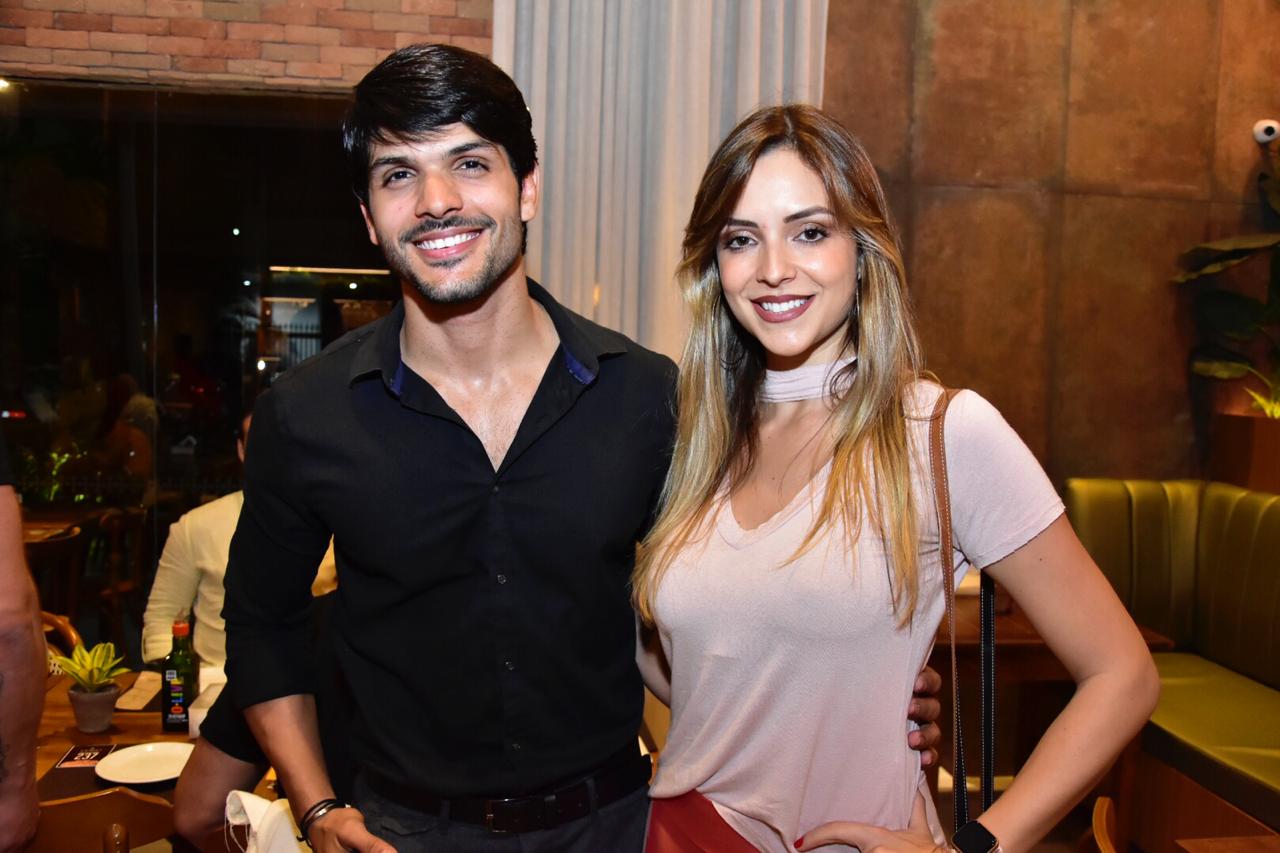 Empresário Lucas Fernandes ganha aniversário surpresa da esposa Ana Lúcia Vilela, no restô Vignoli