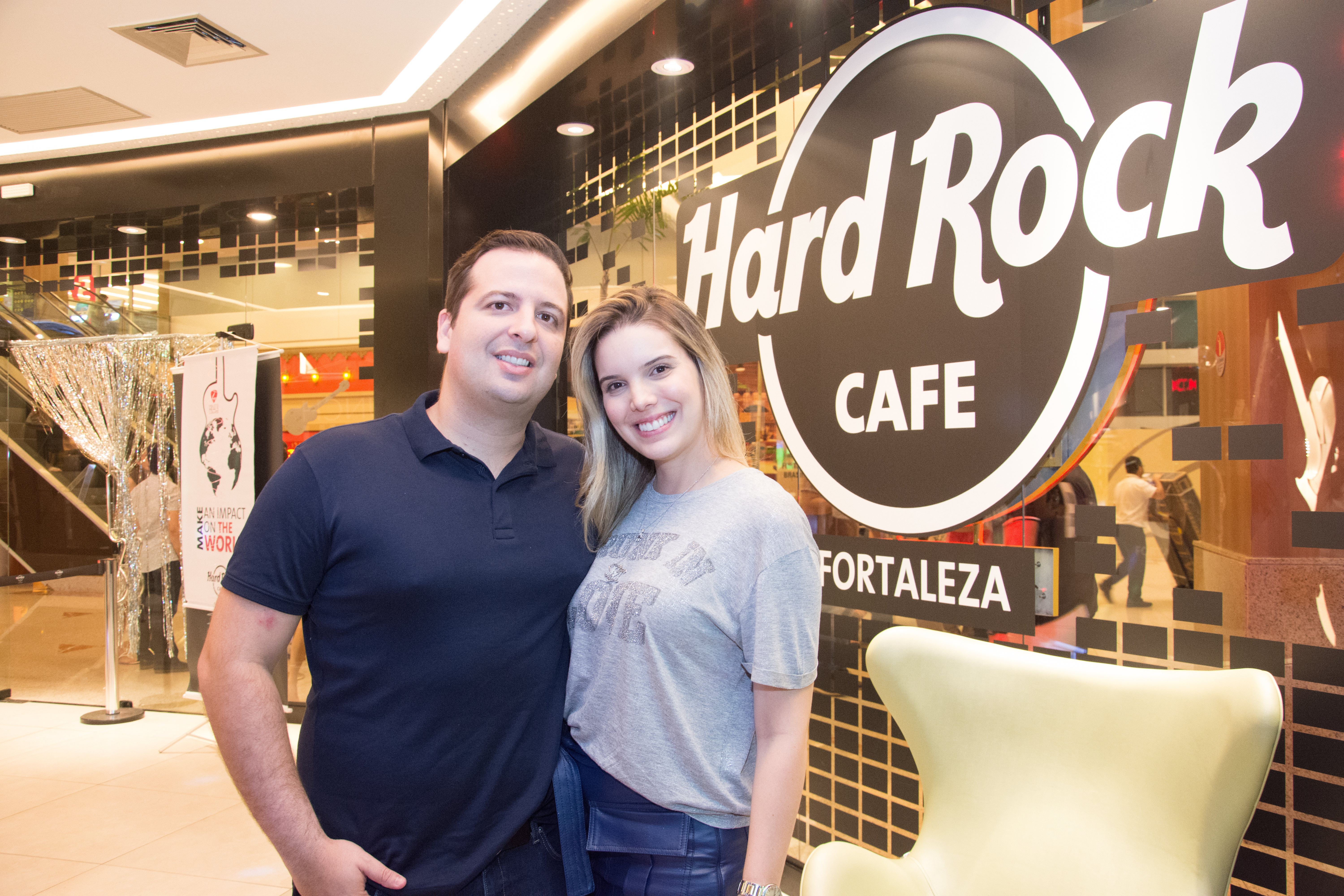 Aniversário da rede Hard Rock Cafe é celebrado em Fortaleza com tema 70s