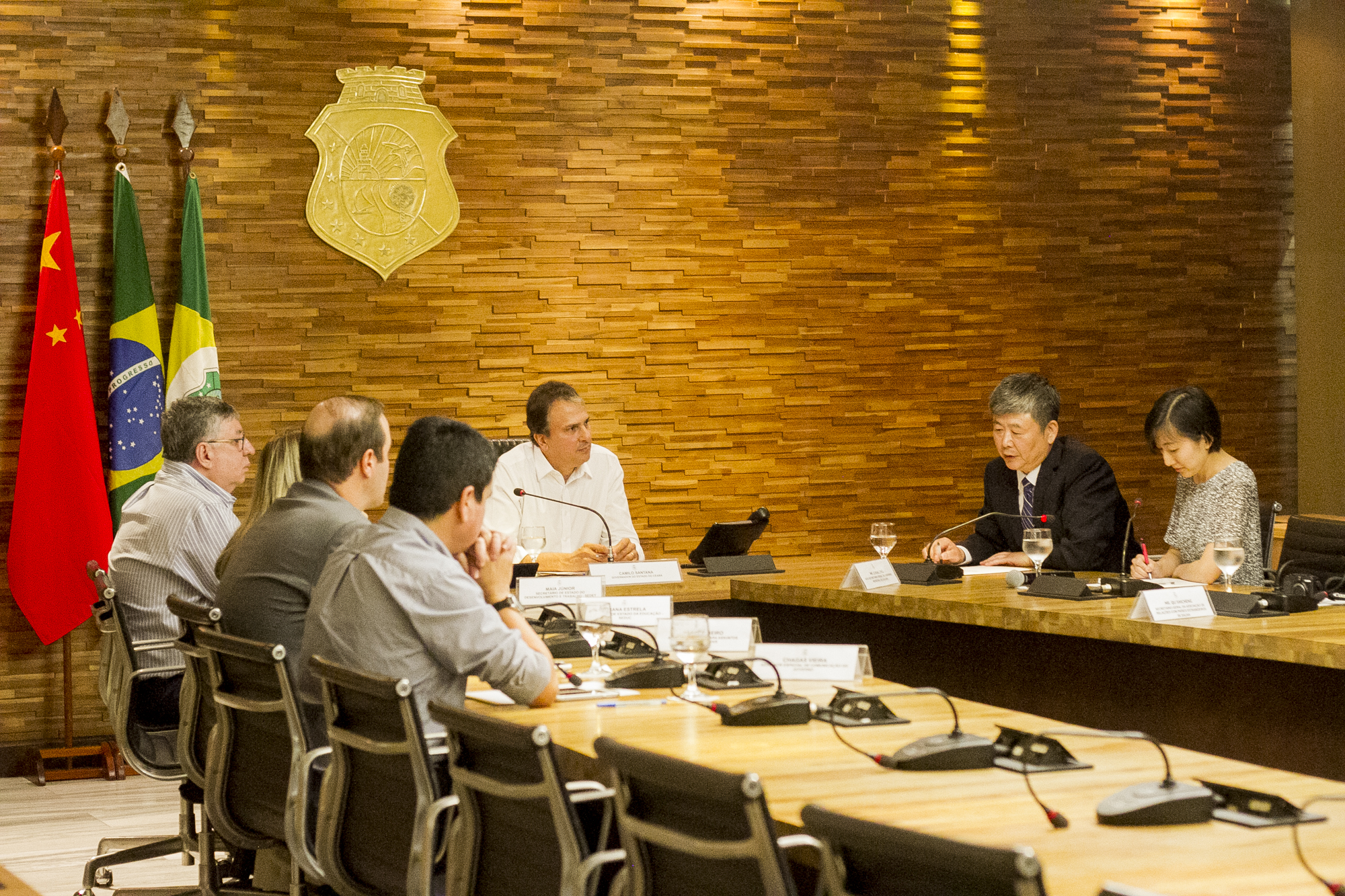 Camilo Santana recebe comitiva chinesa para tratar sobre parcerias no Ceará