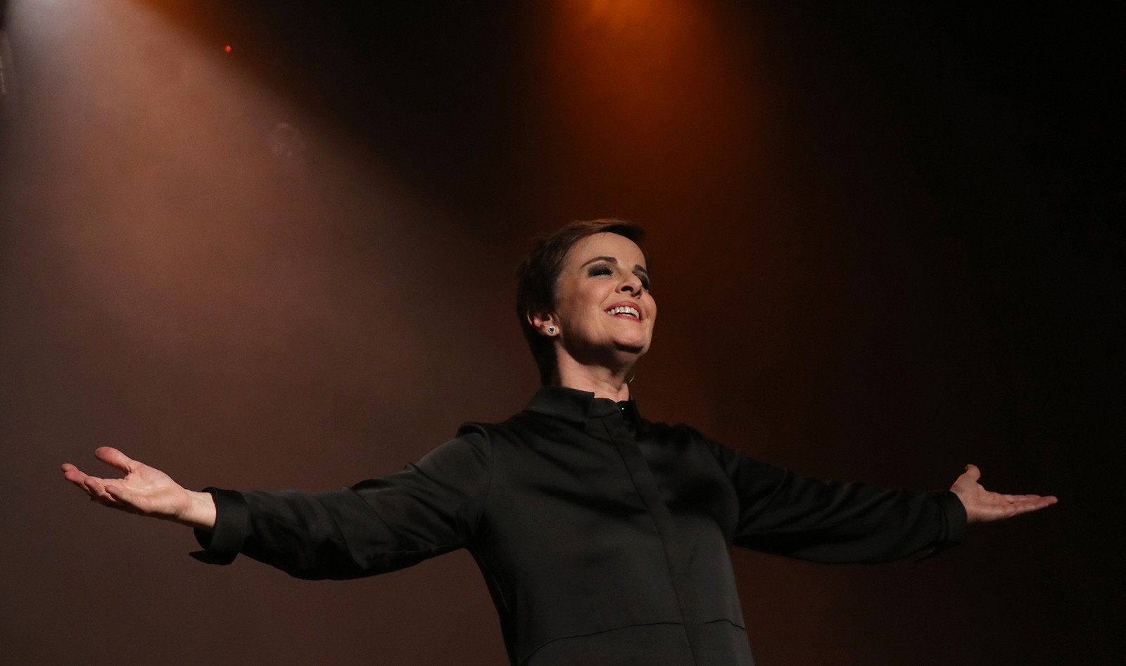 Leila Pinheiro faz show com clássicos da MPB em Fortaleza