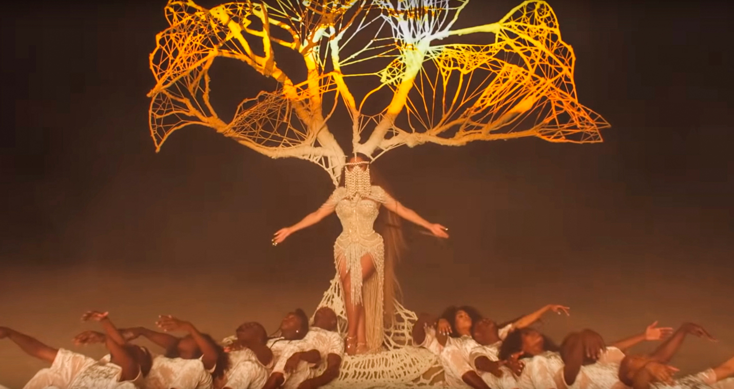 Beyoncé usa peça de grife brasileira no clipe de “Spirit”, parte da trilha sonora do filme “O Rei Leão”