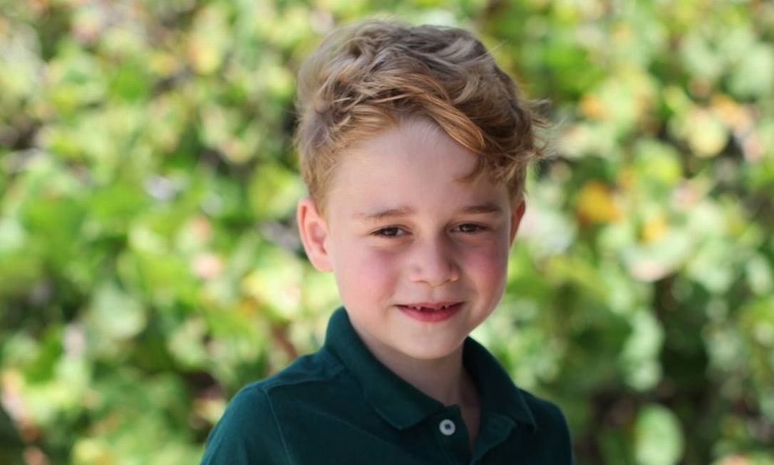 Príncipe George completa seis anos e ganha homenagem da família real