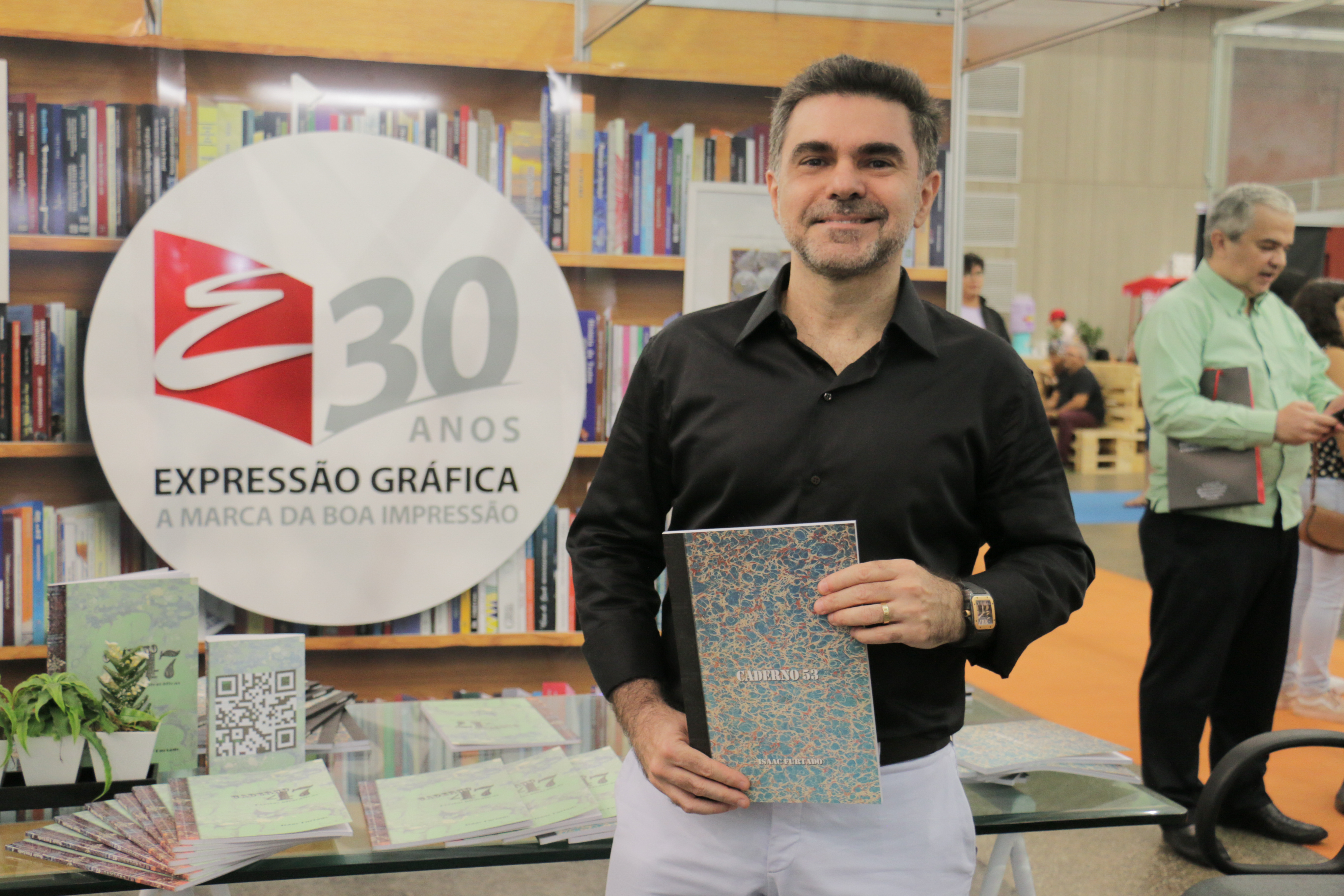 Isaac Furtado lança livro de poesias Caderno 53 na Bienal do Livro do Ceará