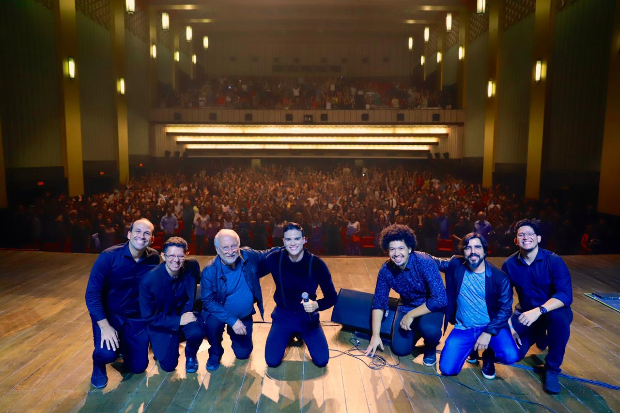 Marcos Lessa emociona platéia cheia do Cineteatro São Luiz em show do seu novo disco