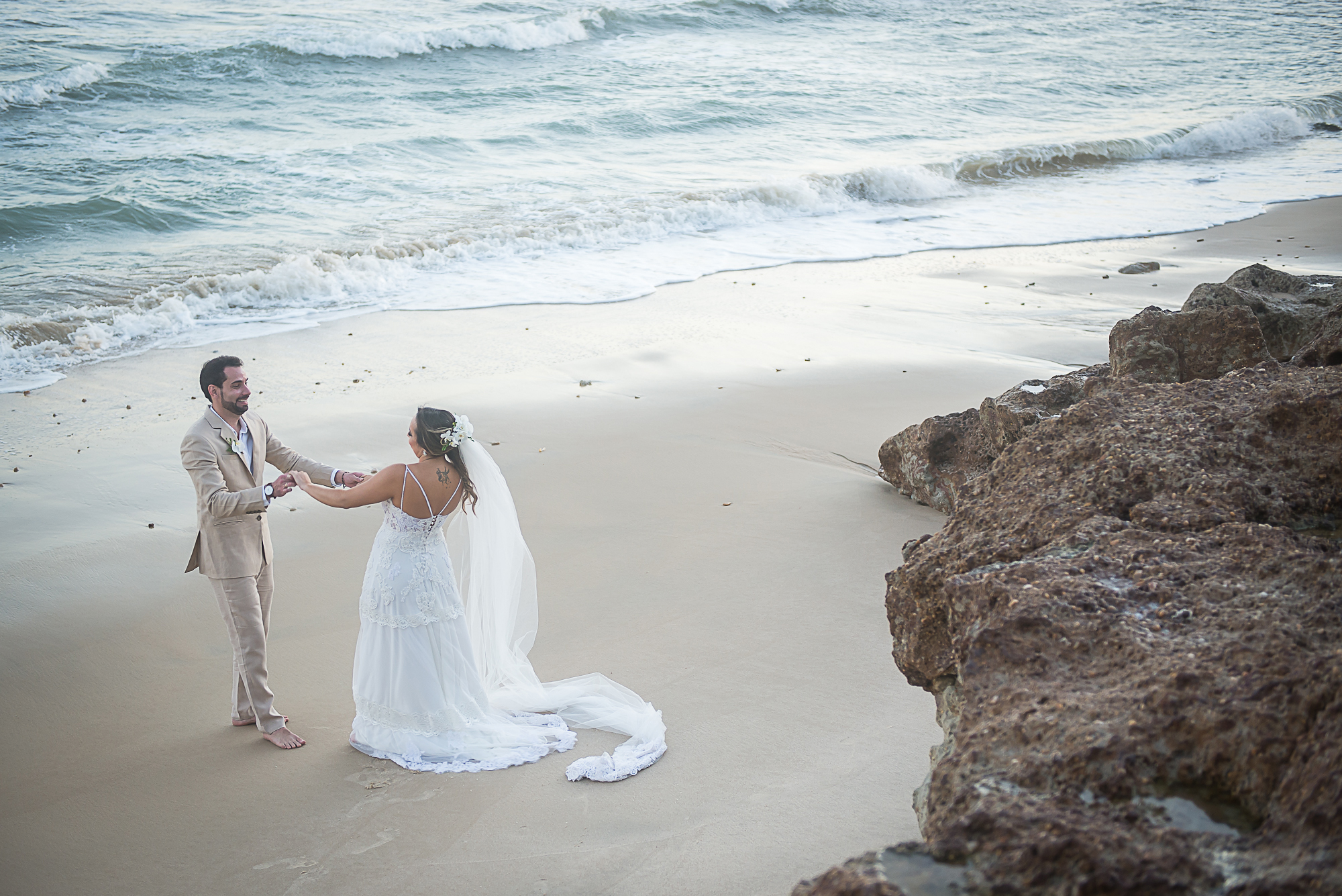 O “sim” de Rafael Batista e Gabriela Guedes na Praia da Taíba; veja o registro