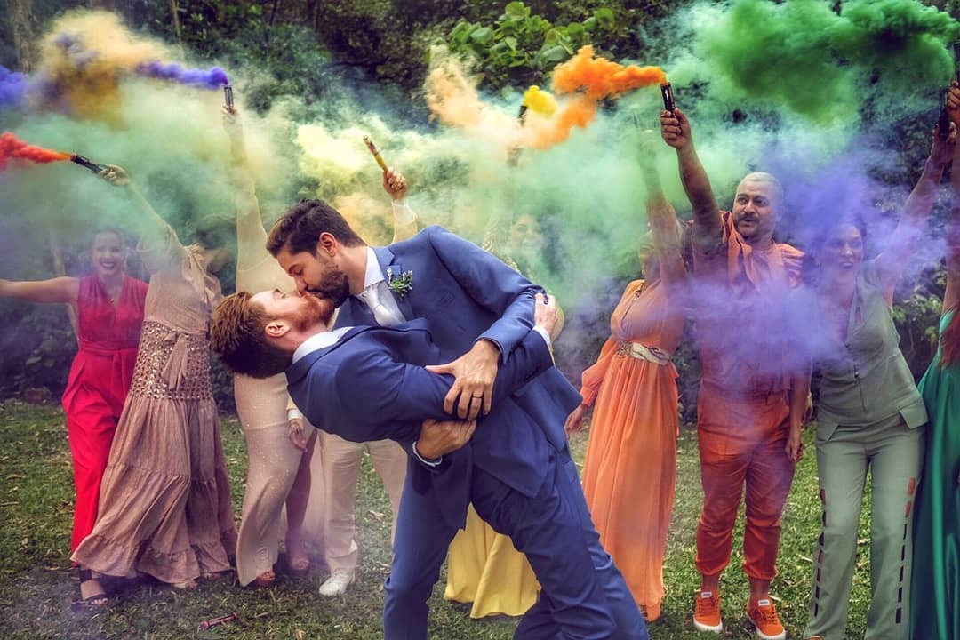 Casamento de Gabe Simas e Marcelo Klein traz decoração temática LGBT
