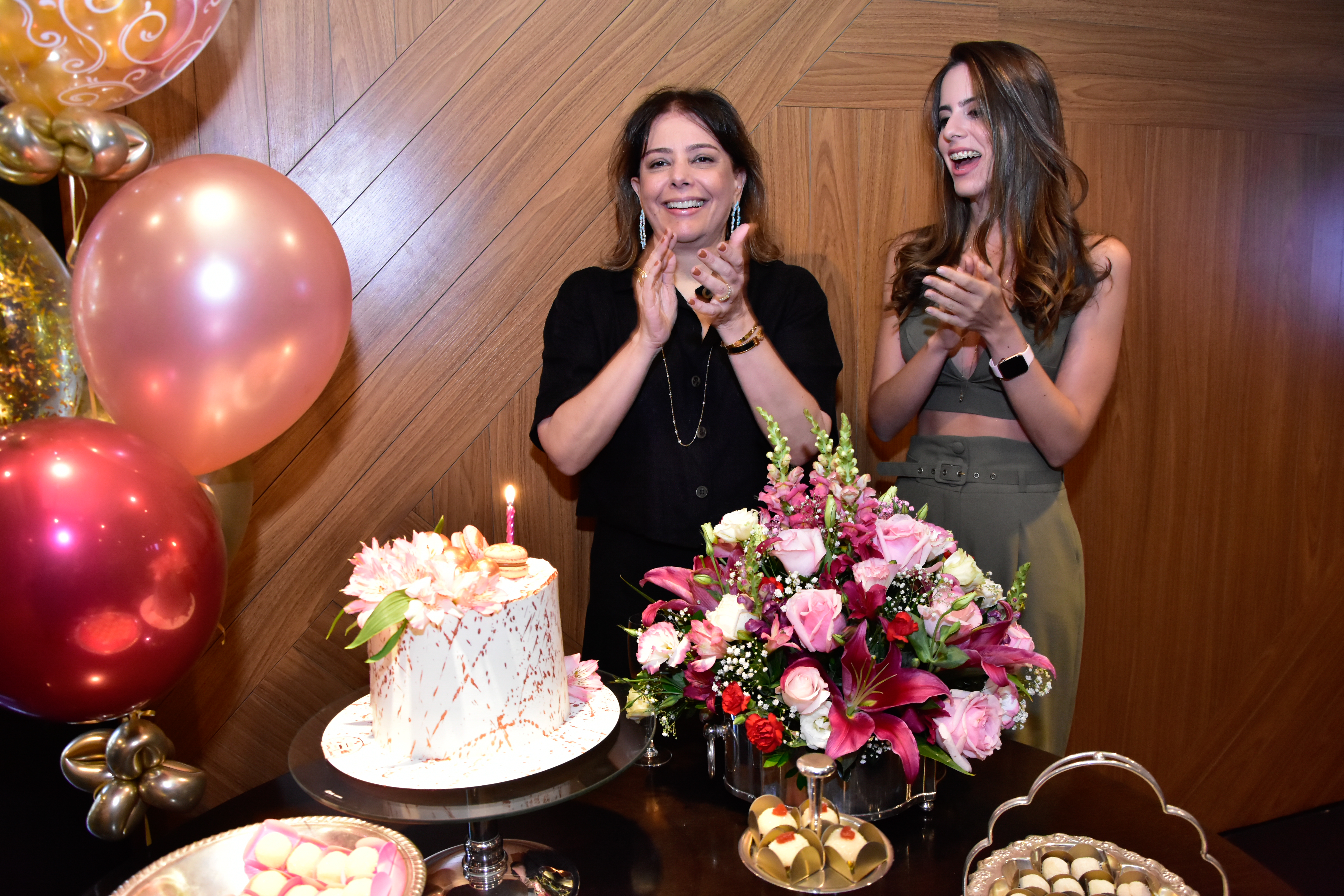 Cláudia Gradvohl comemora aniversário com festa surpresa no Santa Grelha