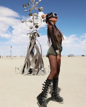 Confira os looks excêntricos do Festival Burning Man 2019