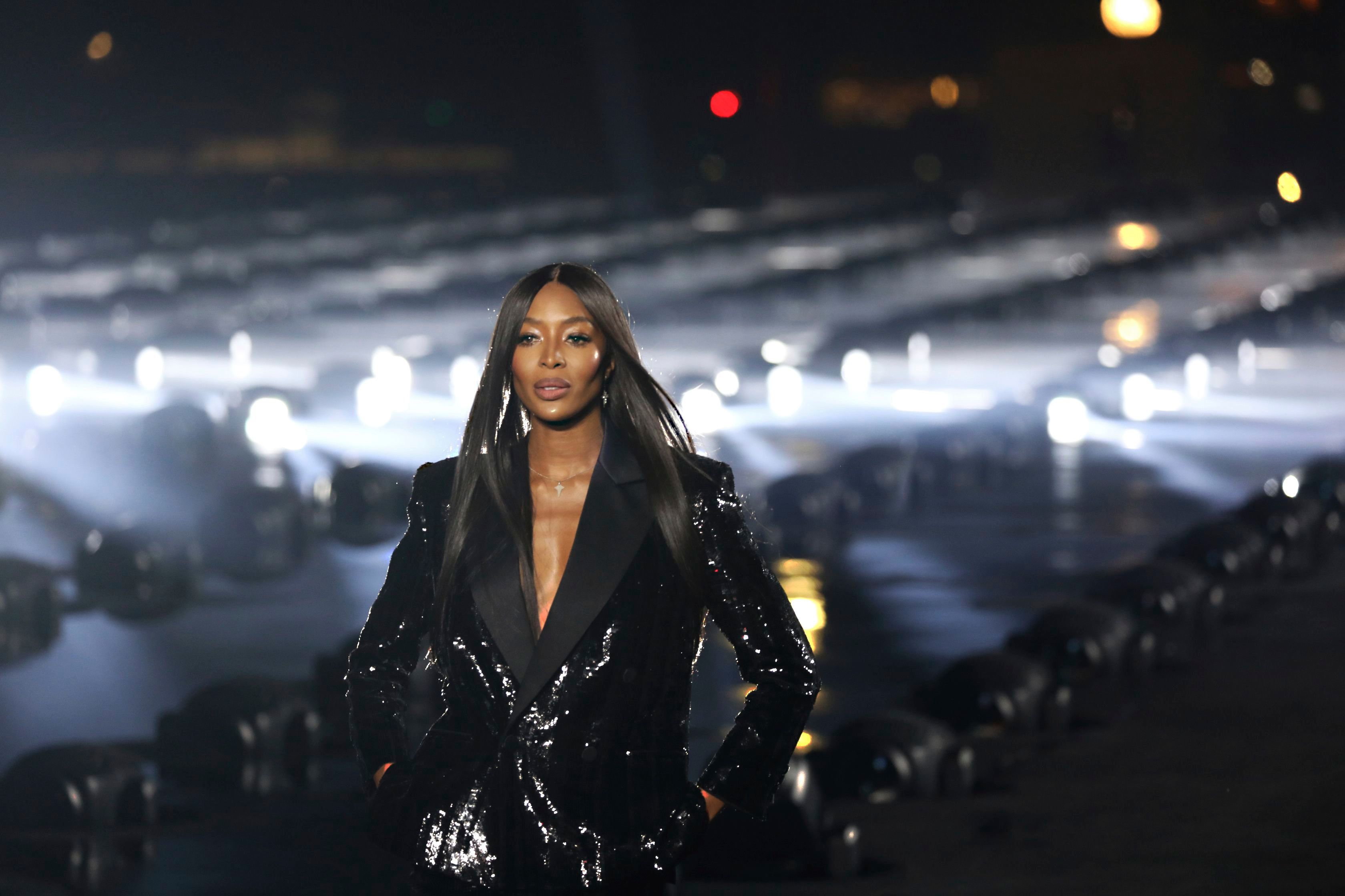 Naomi Campbell encerra desfile da Saint Laurent e brasileiras prestigiam coleção da Dior em Paris