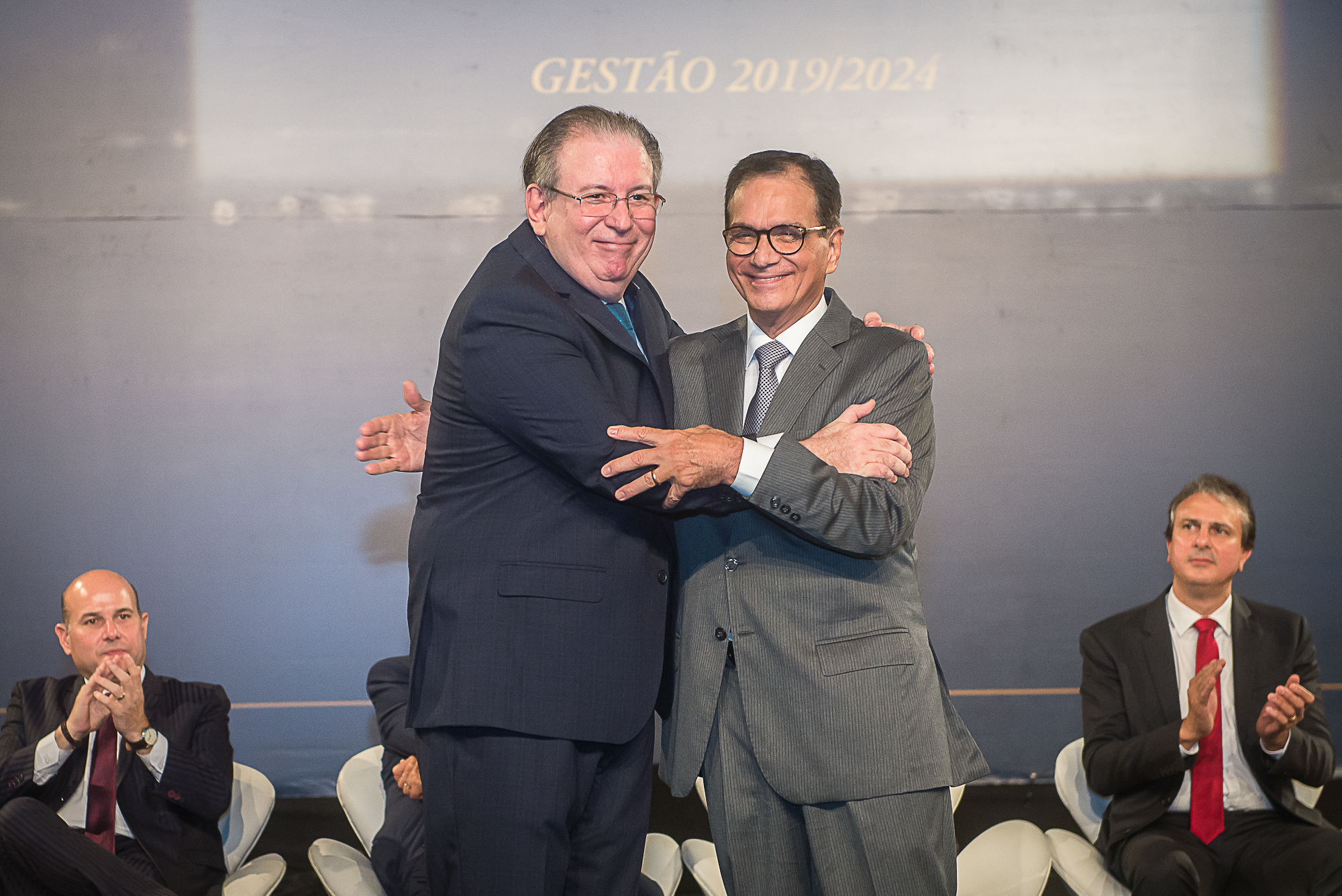 Posse de Ricardo Cavalcante, na presidência da FIEC, reuniu mundo empresarial e social em peso