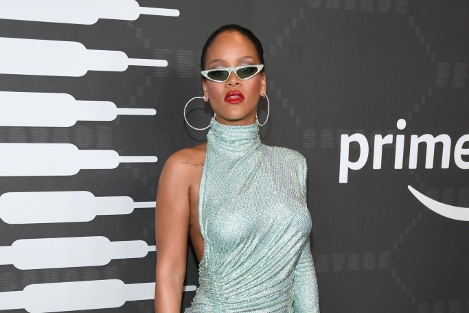 Rihanna usa vestido com 220.000 cristais durante Semana de Moda de Nova York