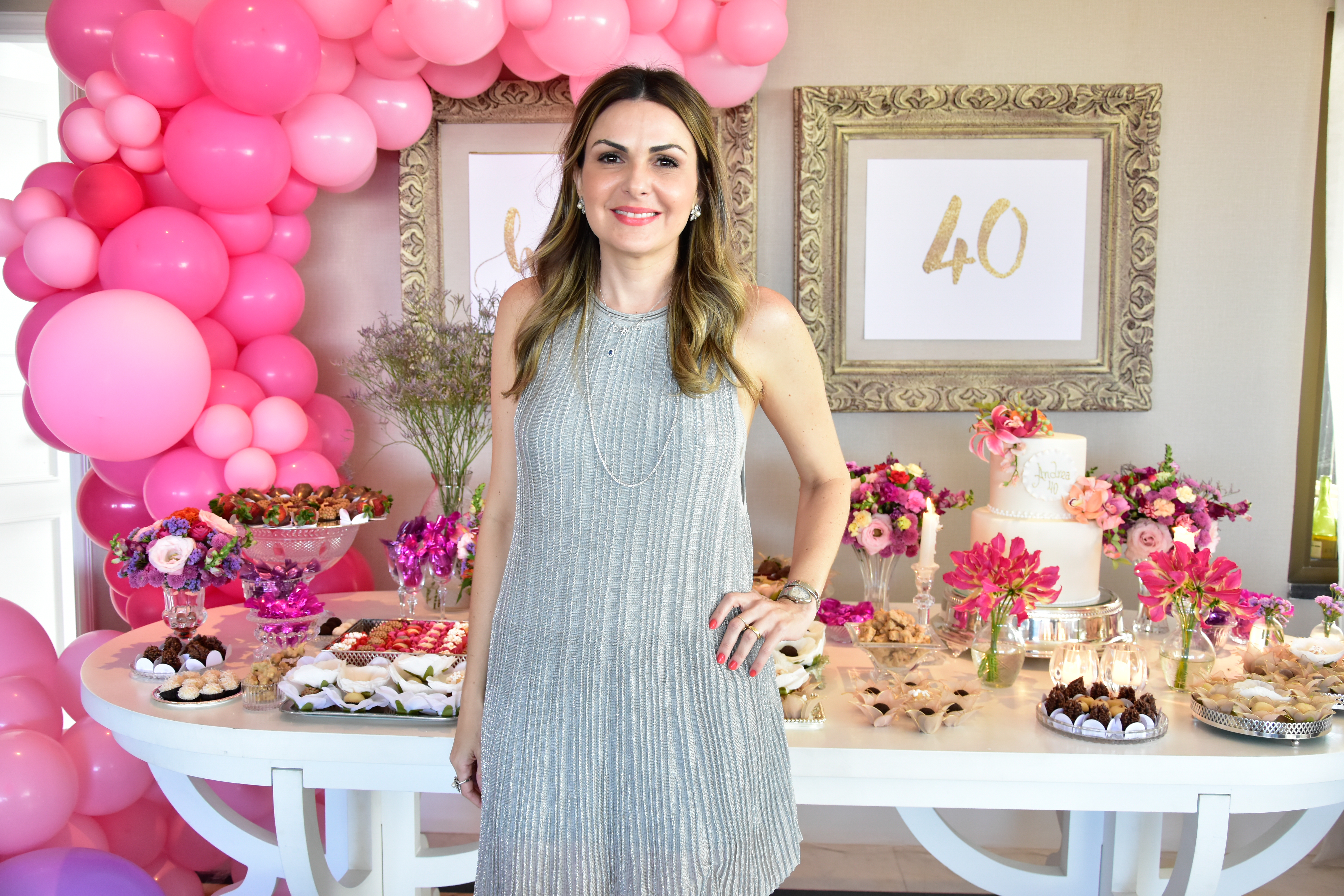 Andrea Baquit recebe amigos e familiares para festa de aniversário