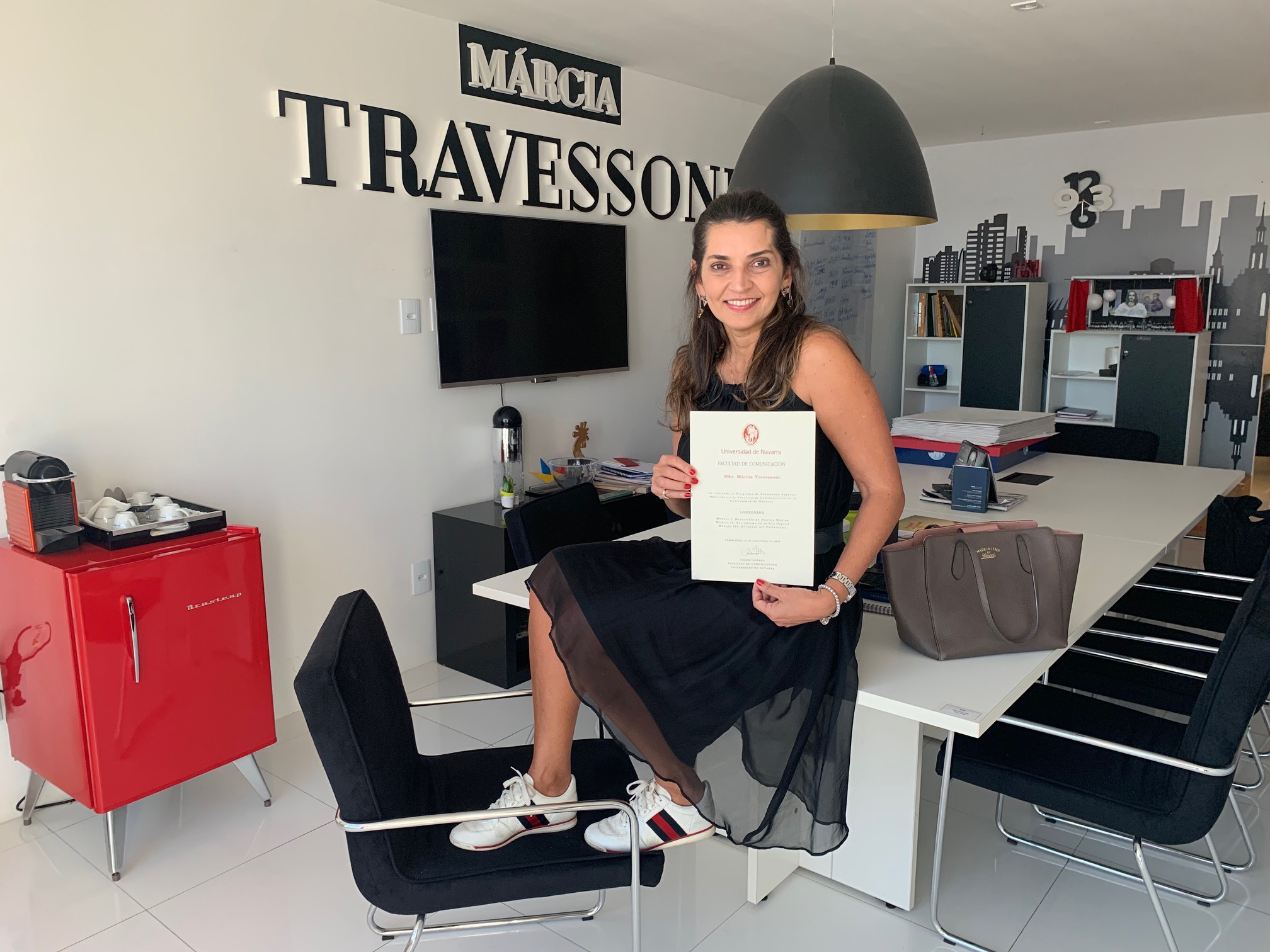 Márcia Travessoni recebe diploma de master em Jornalismo pela ISE Business School