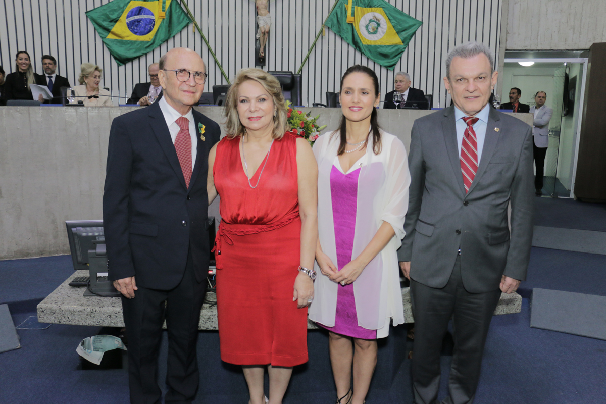 João Soares Neto recebe Medalha Edson Queiroz em homenagem a sua trajetória empreendedora