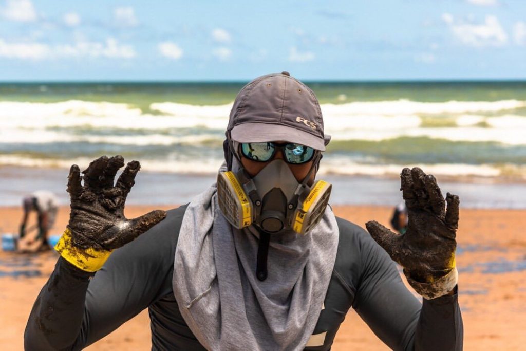 Manchas de óleo nas praias nordestinas preocupam ambientalistas e famosos reagem