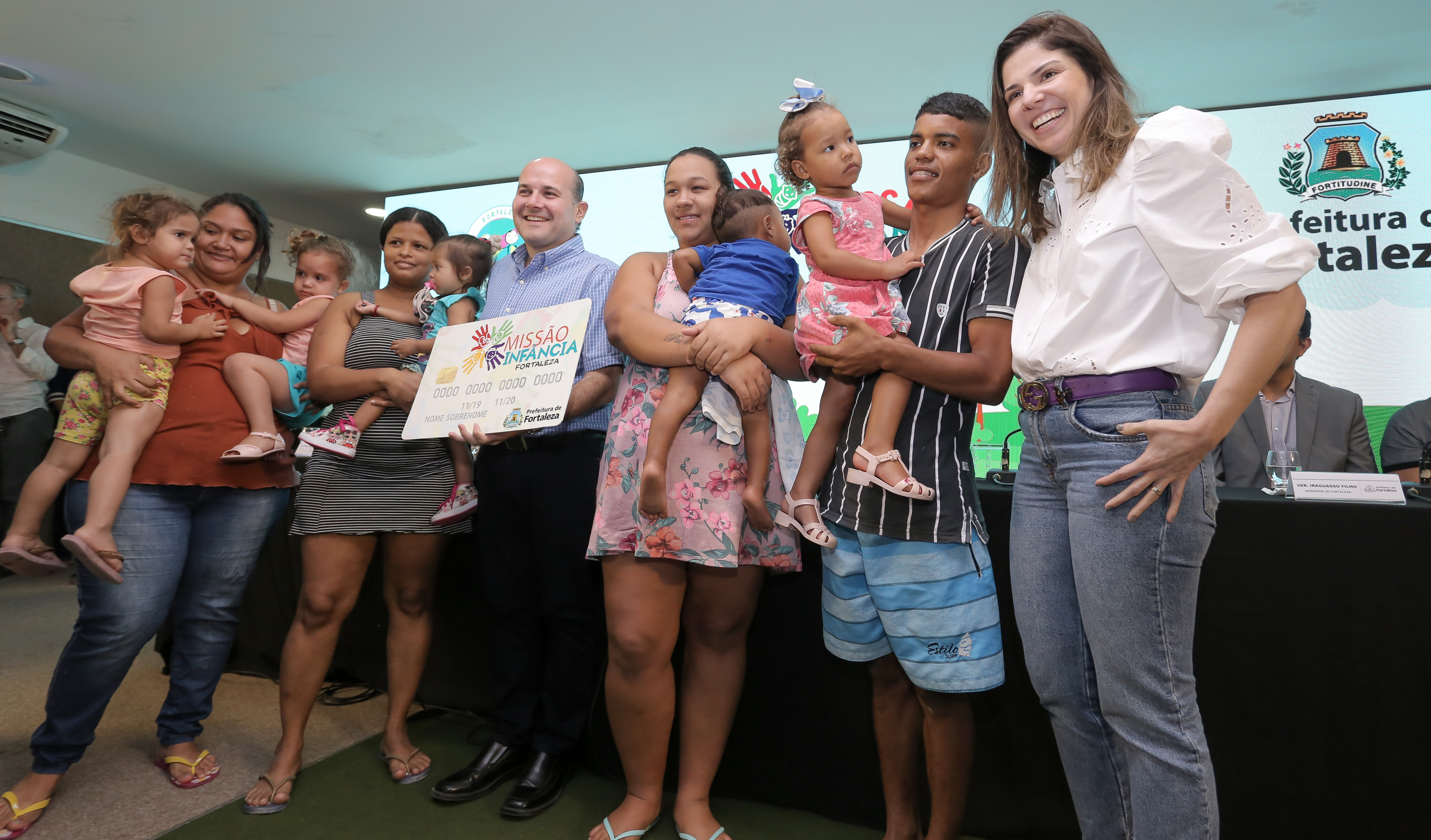 Prefeito Roberto Cláudio e primeira-dama Carol Bezerra lançam Cartão Missão Infância