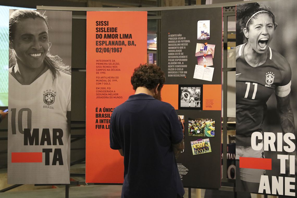 Exposição apresenta trajetória do futebol feminino no Brasil