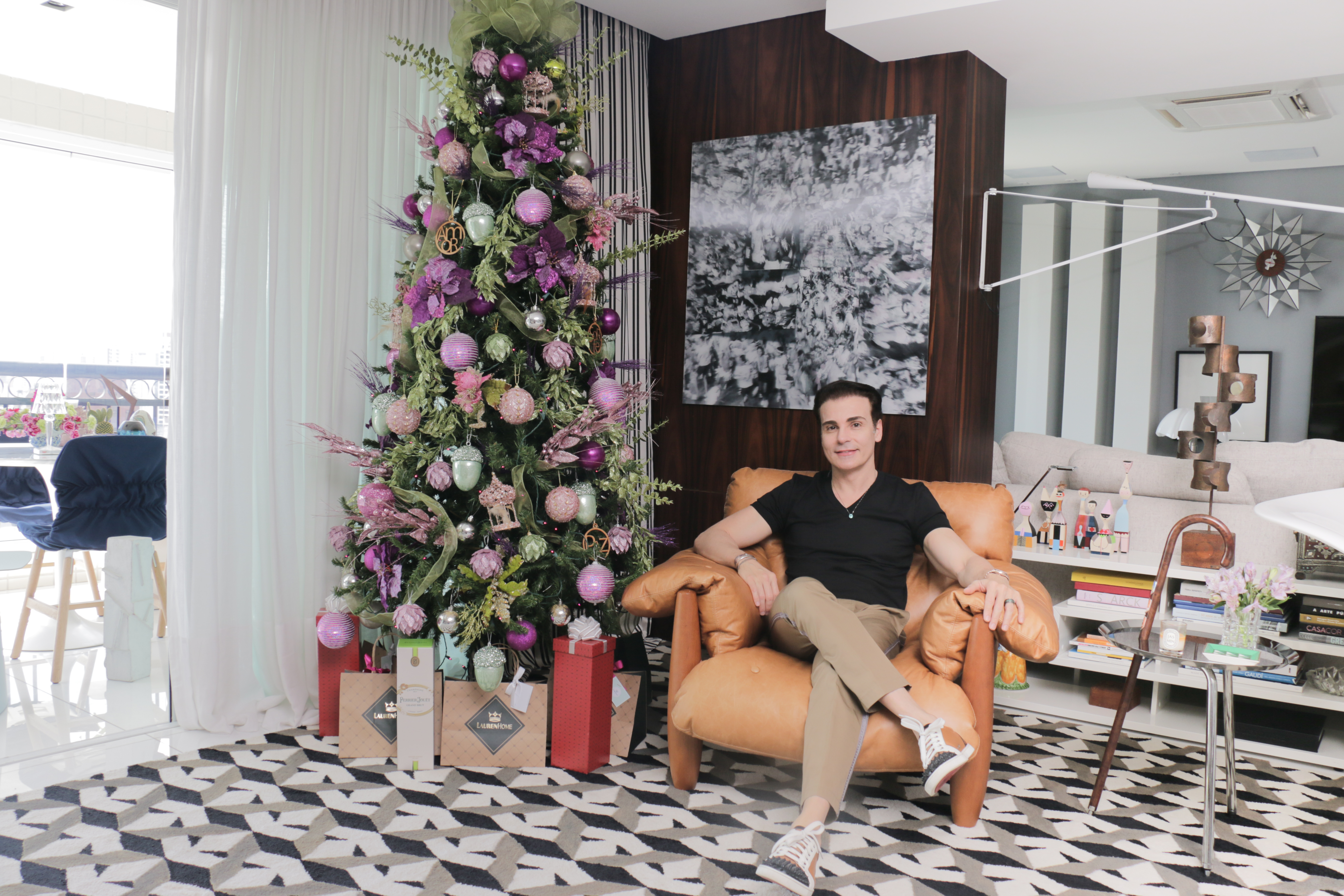 Décor de Natal: Rodrigo Maia foge do tradicional e aposta nas cores para a árvore