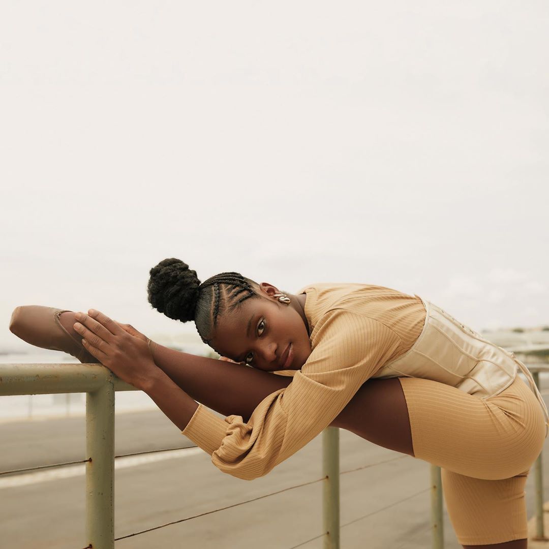 Bailarina se emociona com sapatilhas da cor de sua pele