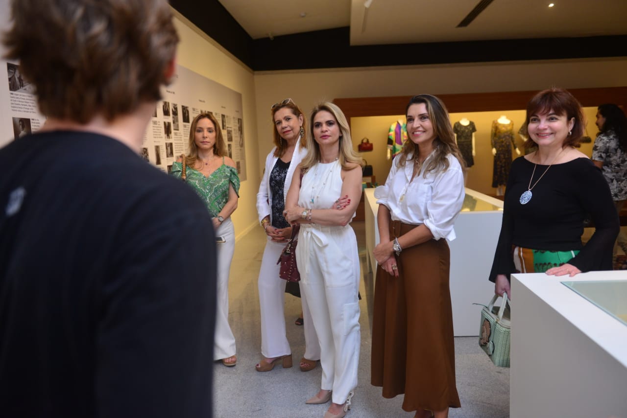 Márcia Travessoni leva grupo de amigas para visitar a exposição de Yolanda Queiroz
