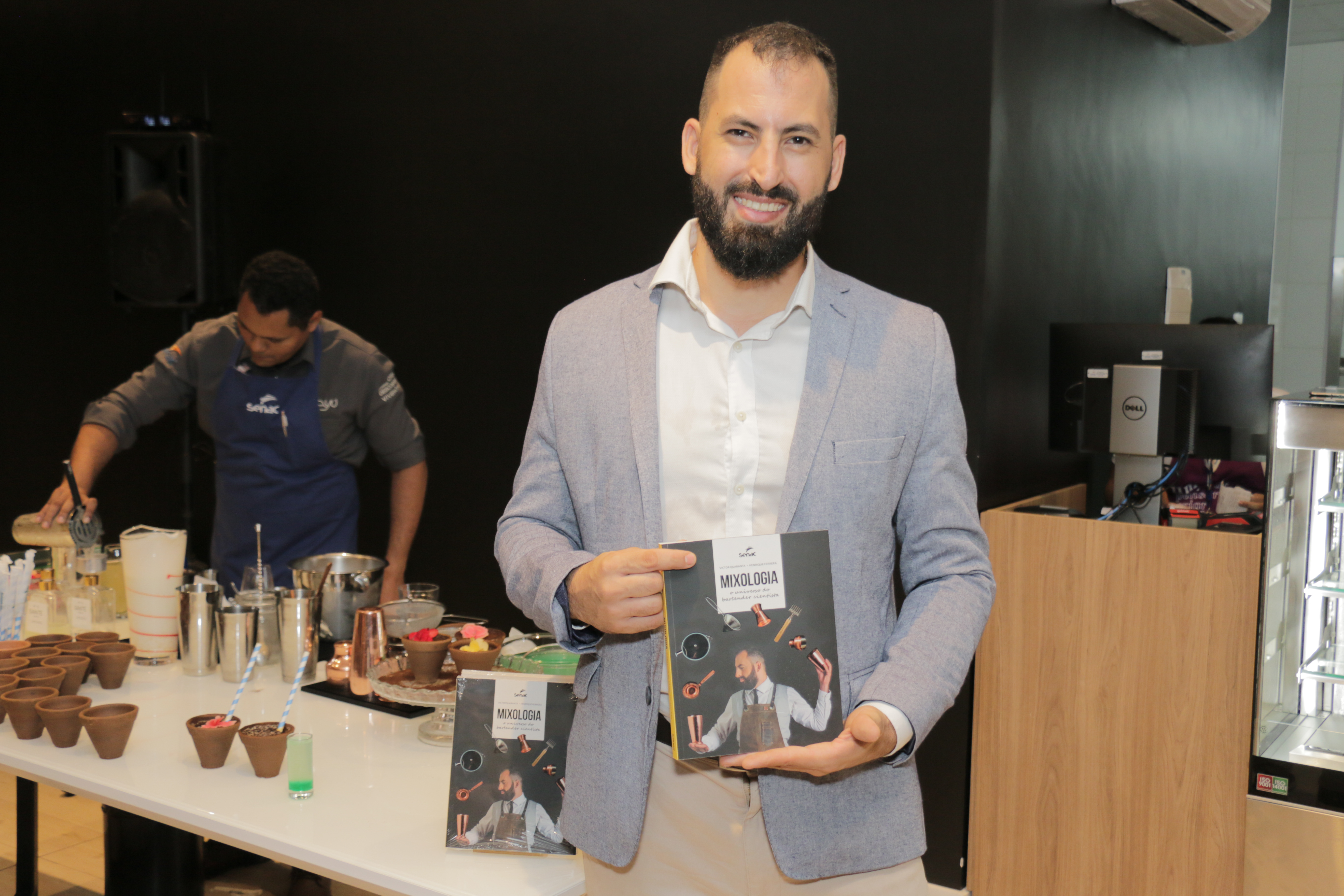 Mixologista Victor Quaranta lança livro sobre criação de drinks no Senac Reference