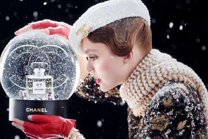 Chanel usa funk em campanha de Natal do icônico perfume N° 5