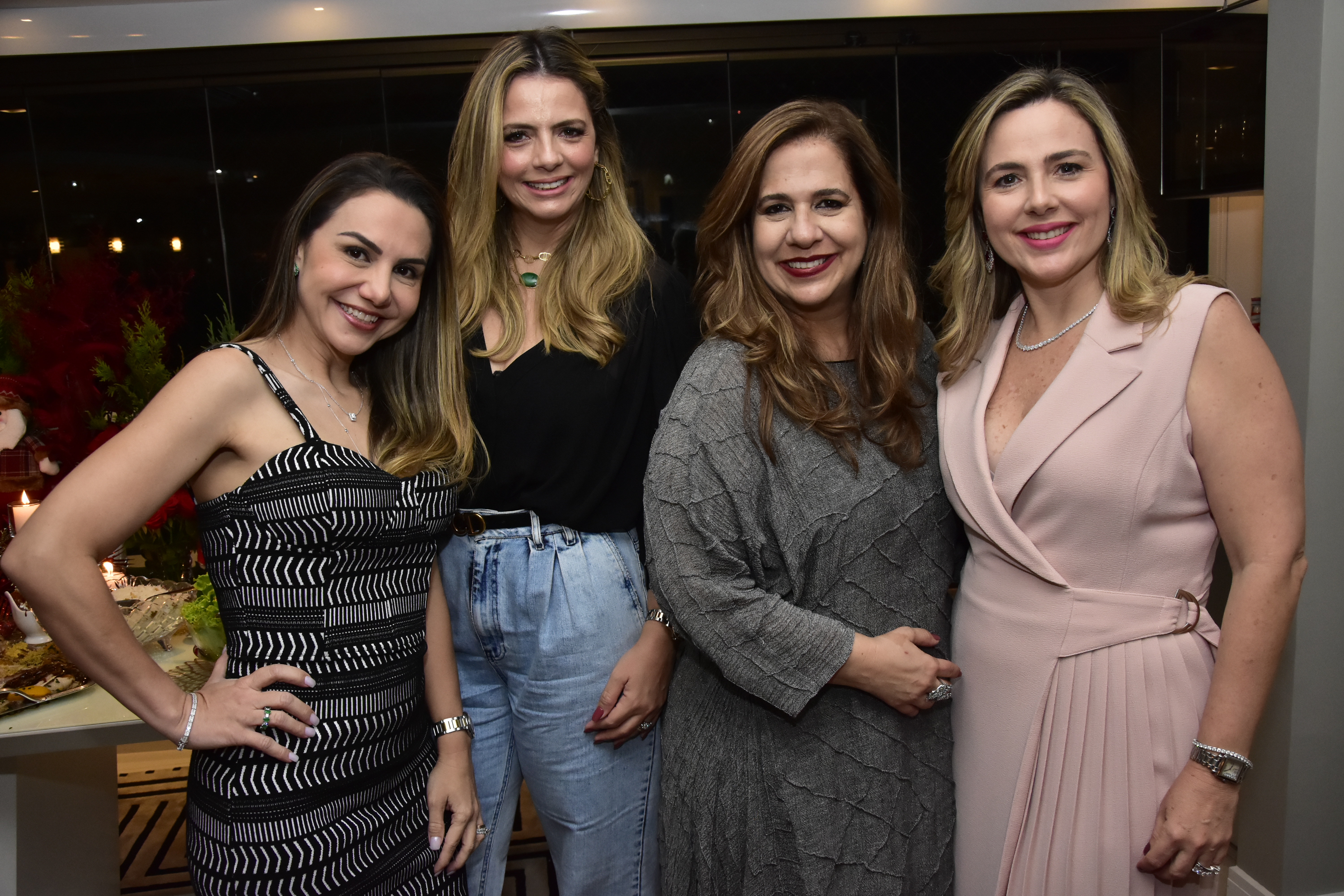 Martinha Assunção reuniu as amigas em confra de Natal animada