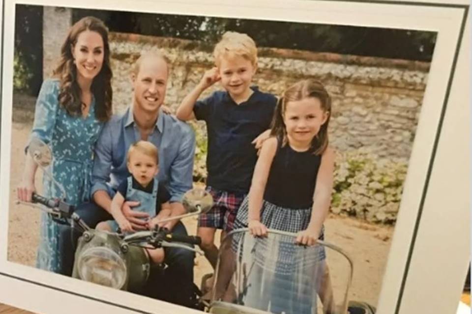 Kate Middleton e príncipe William enviam cartões de natal com foto da família