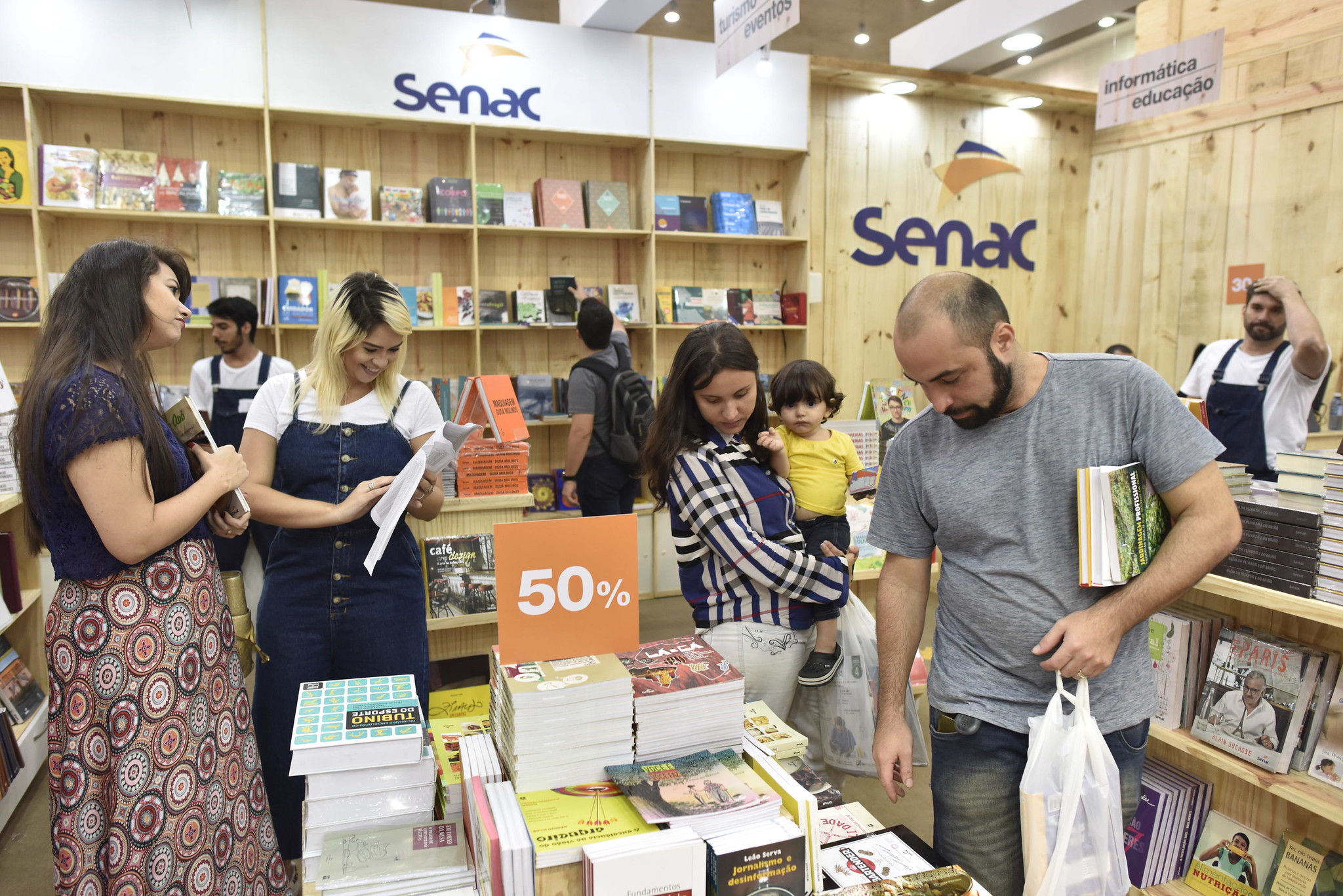 Editora Senac promove bazar de Natal com descontos de até 90%