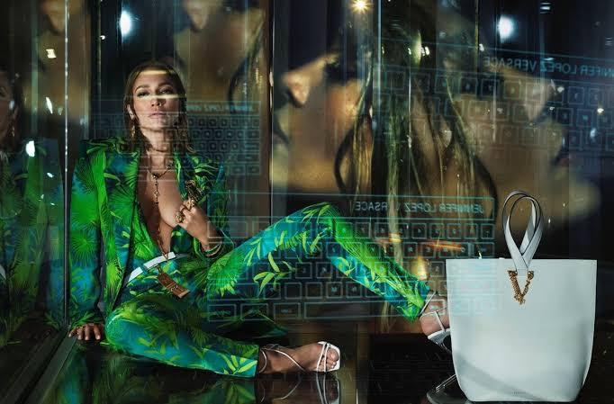 Parceria entre Jennifer Lopez e Versace revisita estampa icônica em nova coleção