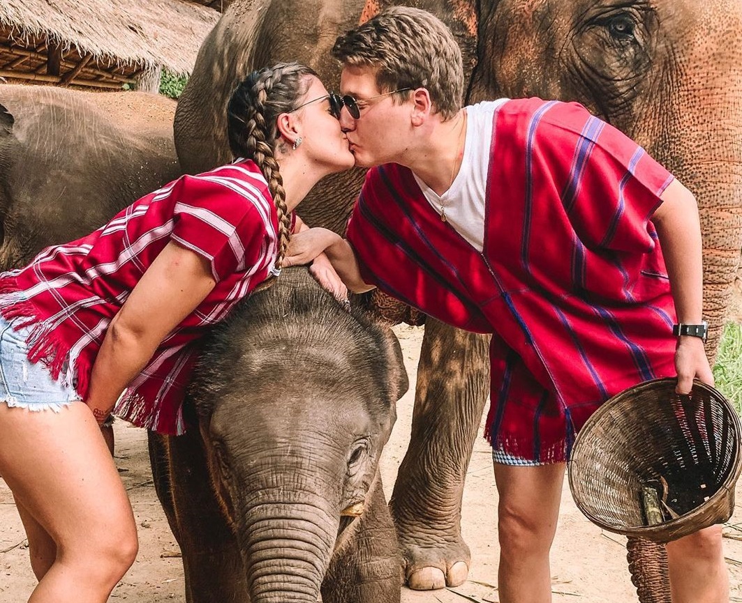 Rebecca Bonorandi e Lucas Lobo cuidam de elefantes na Tailândia por um dia; veja detalhes