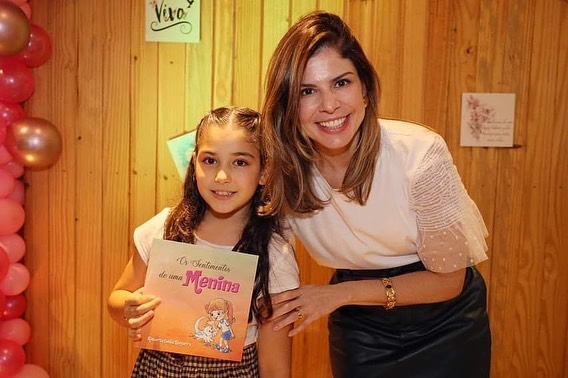 Filha de Roberto Cláudio e Carol Bezerra lança livro infantil