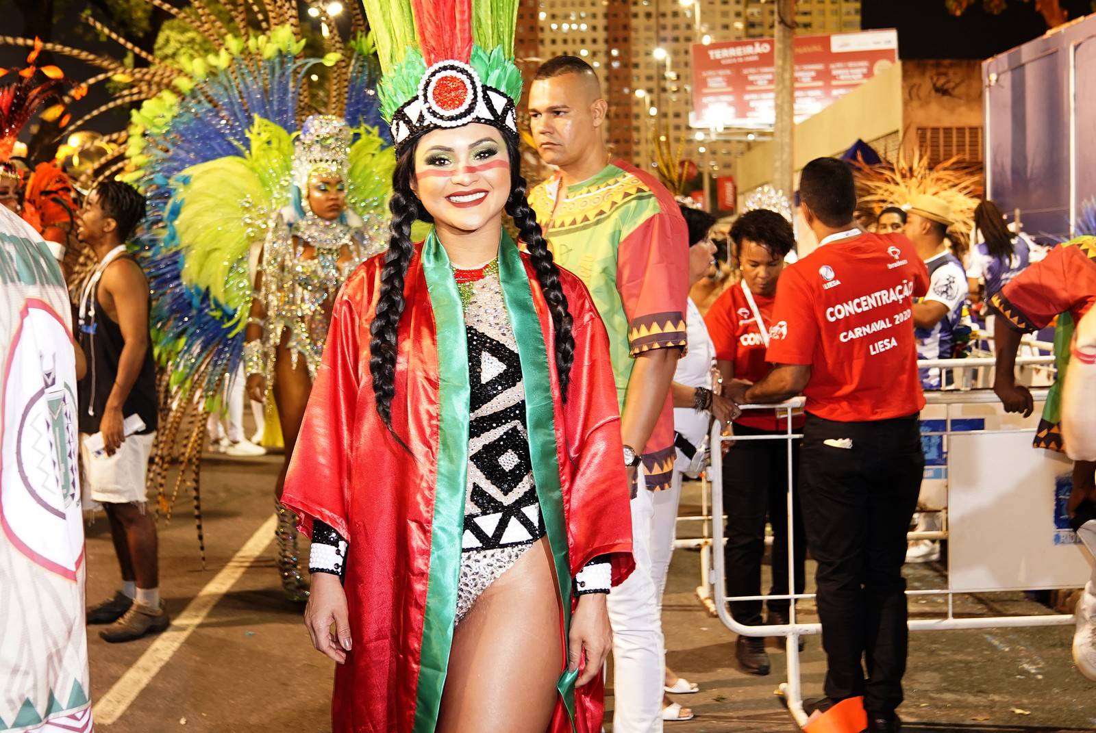 Mileide Mihaile desfila na Grande Rio e divide a avenida com celebridades