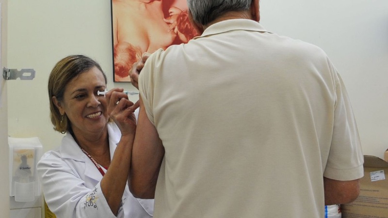 Unifor cria drive-thru para ajudar em campanha de vacinação contra gripe