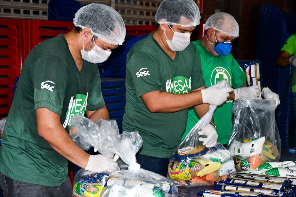 Programa Mesa Brasil Sesc recebe 500 cestas básicas da Construtora Moura Dubeux