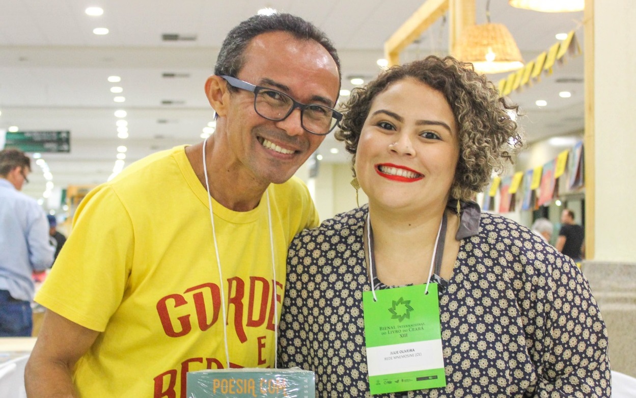 Pai e filha, Rouxinol do Rinaré e Julie Oliveira se dedicam à literatura de cordel