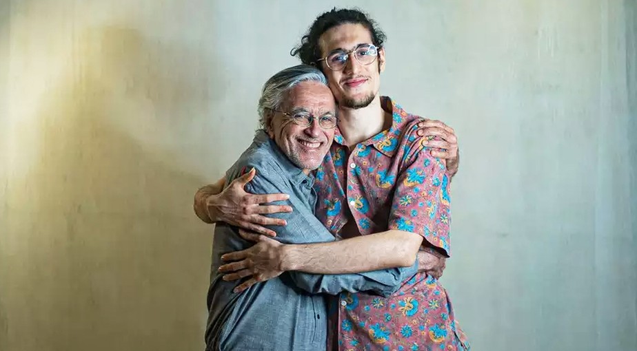 Caetano Veloso lança single com o filho Tom Veloso em live